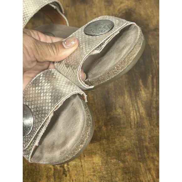 Taos Women's Carousel Silver Leather 2 Strap Wedge Sandal Size 39 US 8/8.5 - Picture 7 of 12